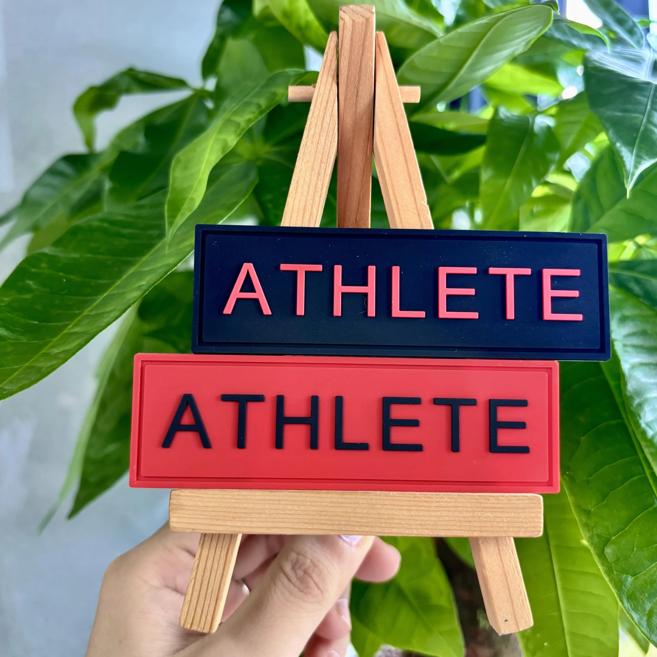 Toppa ATHLETE in PVC 3D Etichetta Tattica Zaino Palestra Outdoor Design Resistente Chiusura Strappo Forte Accessorio Sportivo (Nero con lettere rosse)